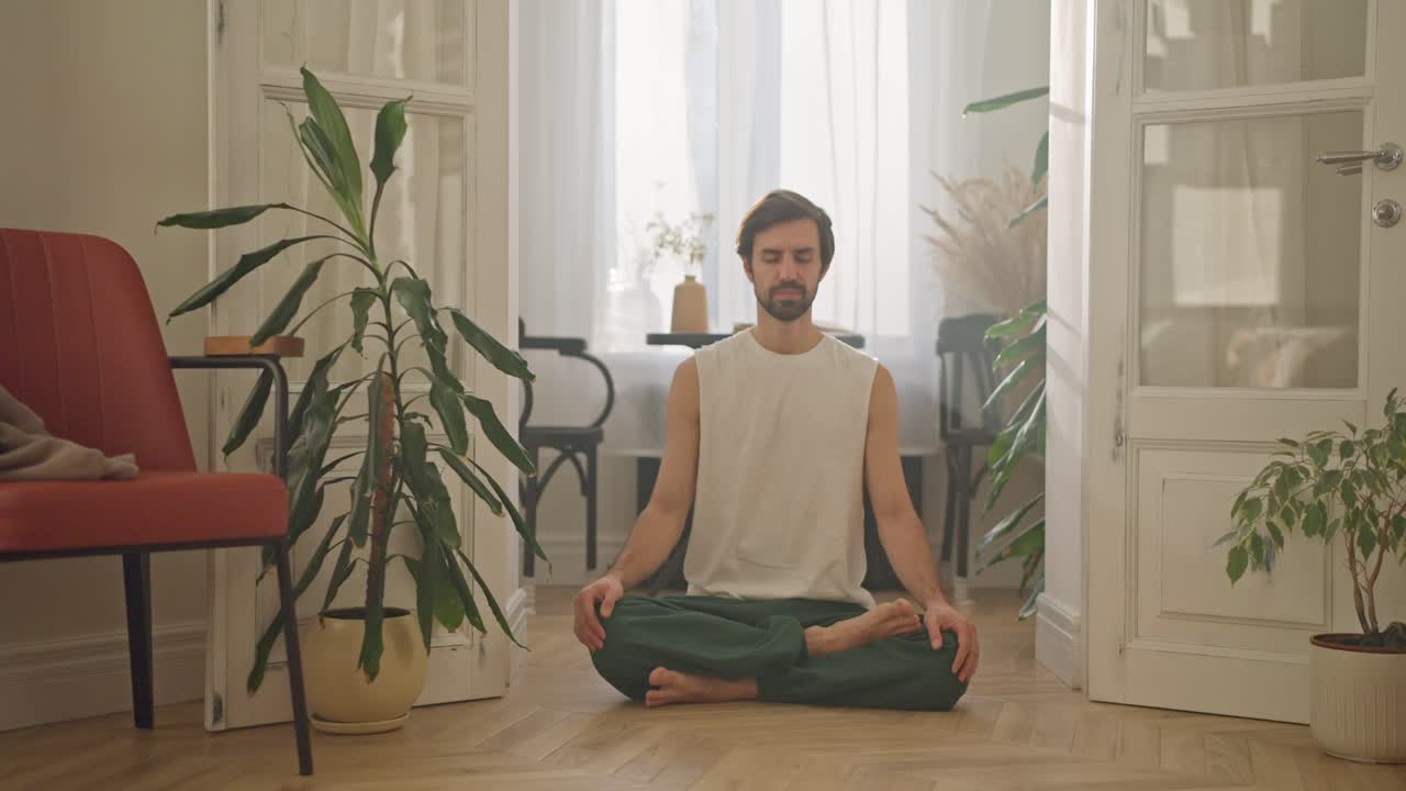hombre meditando en casa