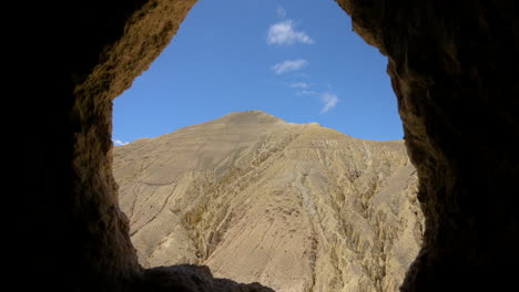 vista de la colina seca desde el interior de la cueva de chhoser en el alto mustang, nepal
