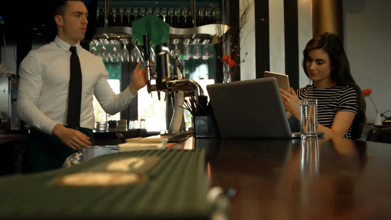 mujer sonriente con tableta digital