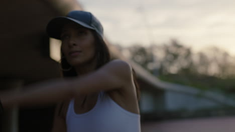 Mujer-Bailando-Joven-Hermosa-Bailarina-Callejera-Disfrutando-De-Frescos-Movimientos-De-Baile-Urbano-De-Estilo-Libre-Practicando-Coreografía-En-La-Ciudad-Al-Atardecer-Usando-Moda-De-Moda-De-Cerca