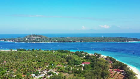 Fliegen-über-Weißen-Sandstrand,-Tropisches-Meer,-Grünen-Wald,-Türkisfarbenes-Wasser,-Korallenriff