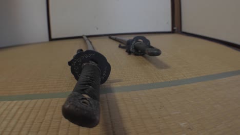 las espadas de los samuráis son dibujadas en el tatami