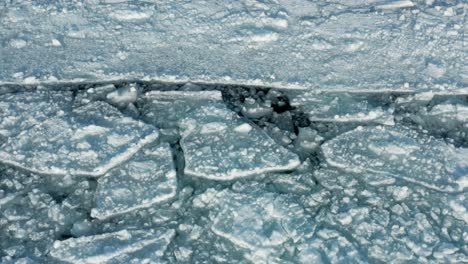 capa de hielo polar agrietada aérea causada por el calentamiento global, concepto de cambio climático