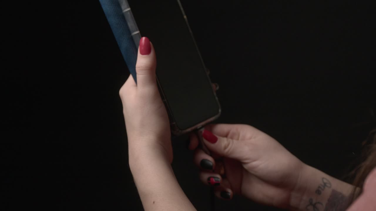 Verifica della durata della batteria – Donna collega il telefono per ricaricare