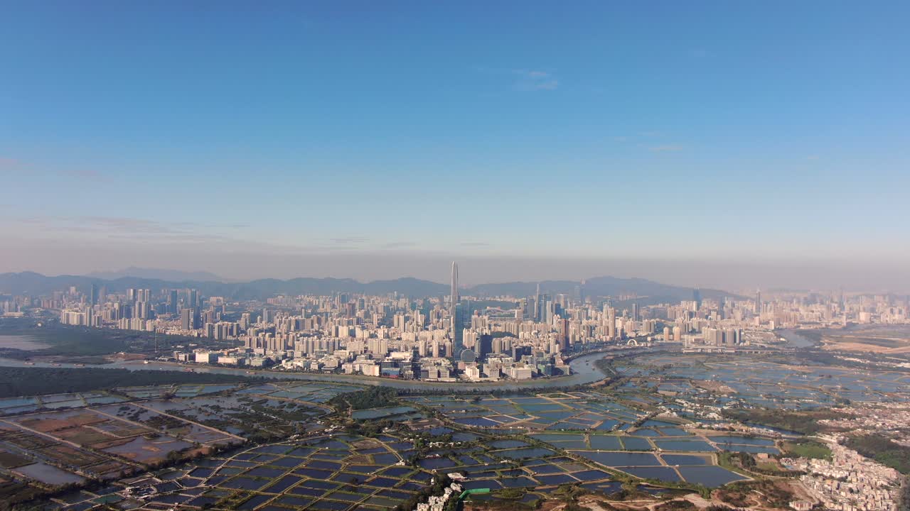 지평선에 심천 스카이라인이 있는 홍콩 농촌 주택 위에 홍콩과 심천 국경선, 공중 전망