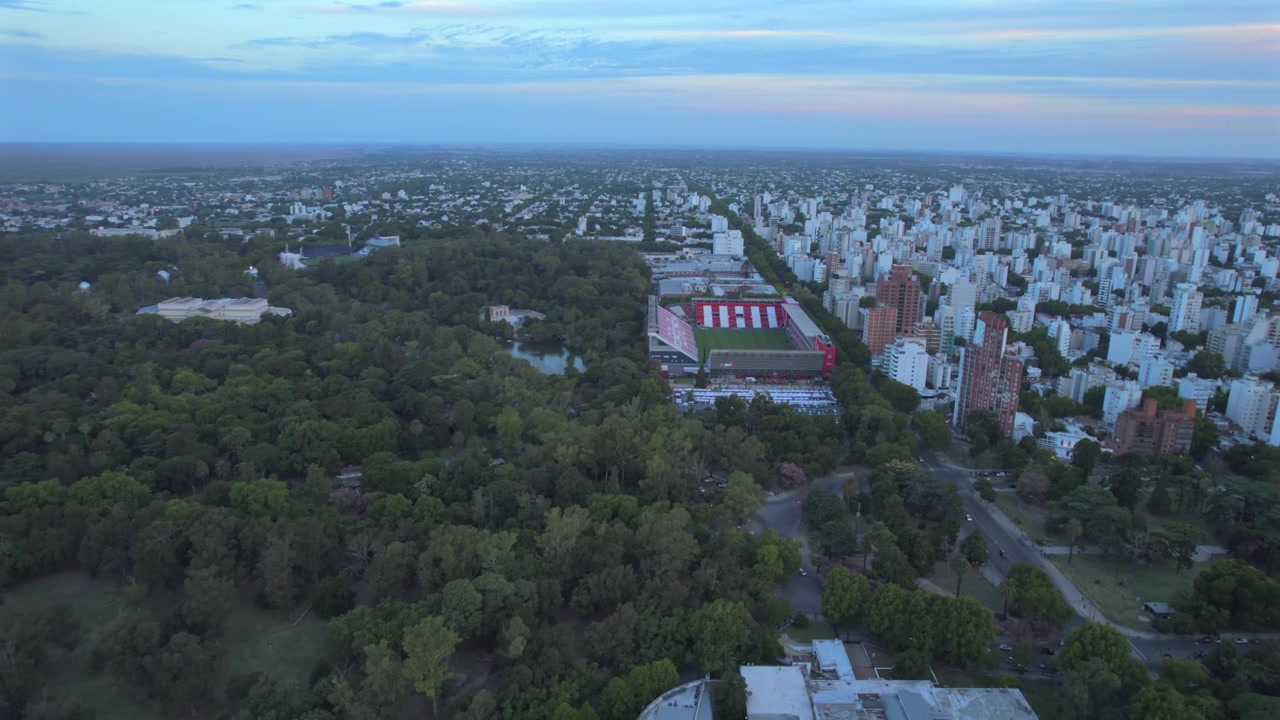Vista aerea con drone 4K dello stadio Estudiantes de La Plata a Buenos Aires, Argentina. Stadio di calcio circondato dal paesaggio urbano di La Plata e dall'architettura distintiva della città
