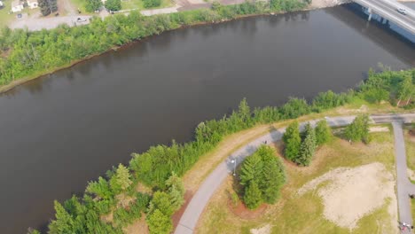 4K-Drohnenvideo-Des-Flusses-Chena,-Der-An-Sommertagen-Durch-Die-Innenstadt-Von-Fairbanks,-Alaska,-Fließt