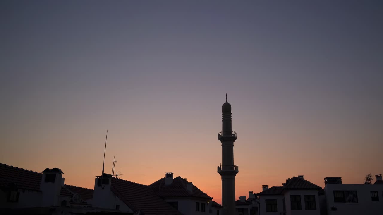 Silhouette di minareto di moschea al tramonto