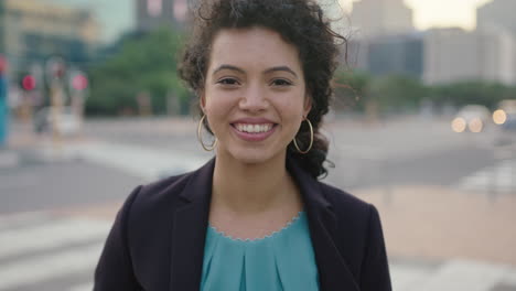 Retrato-De-Una-Joven-Feliz-Mujer-De-Negocios-Estudiante-Pasante-Sonriendo-Alegre-A-La-Cámara-Disfrutando-Del-Estilo-De-Vida