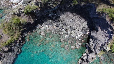 Una-Cala-Rocosa-En-Maui-Con-Agua-Azul-Turquesa-Clara