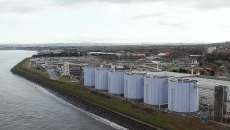 Toma-Aérea-De-Establecimiento-De-Una-Gran-Planta-De-Aguas-Residuales-En-Edimburgo-Por-La-Costa