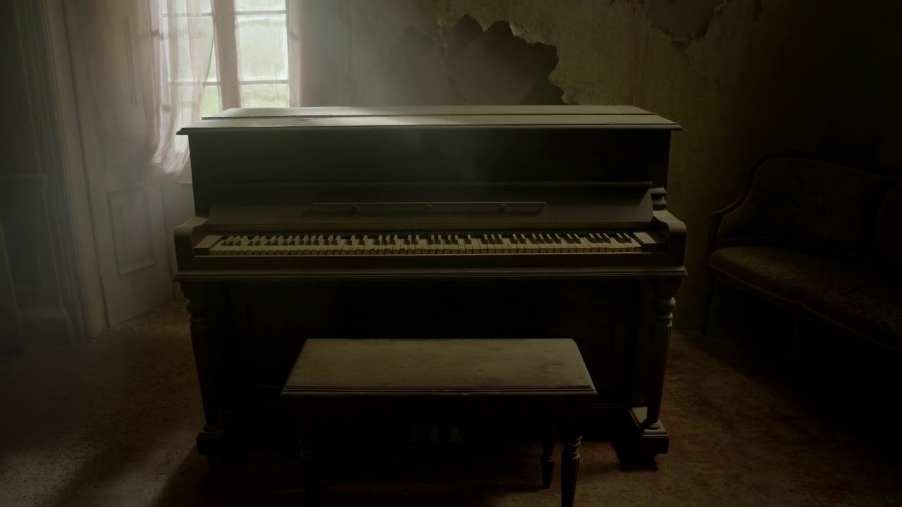 Pianoforte verticale impolverato inondato di luce solare, interno vintage suggestivo e cinematografico con intonaco scrostato, finestra con luce soffusa