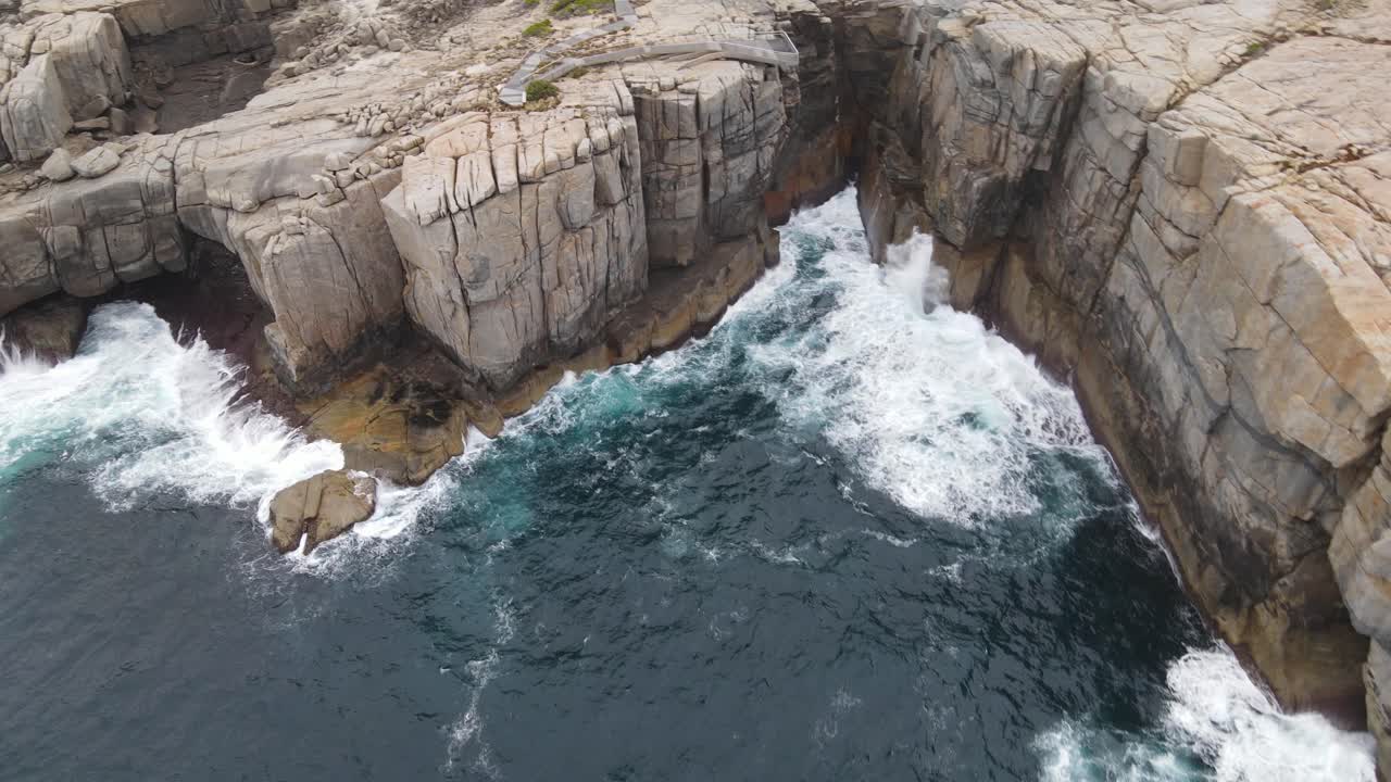 un avión no tripulado hace un panorámico aéreo sobre los escarpados acantilados costeros australianos en albany y natural bridge.