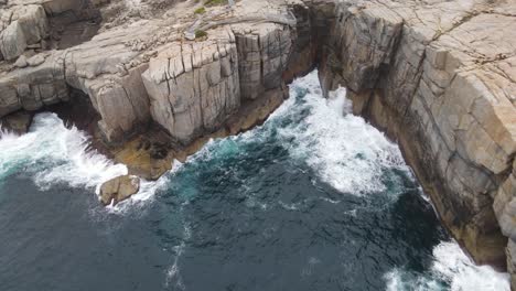 Drohnen-Luftaufnahmen-über-Zerklüfteten-Australischen-Küstenklippen-In-Albany-Und-Natural-Bridge