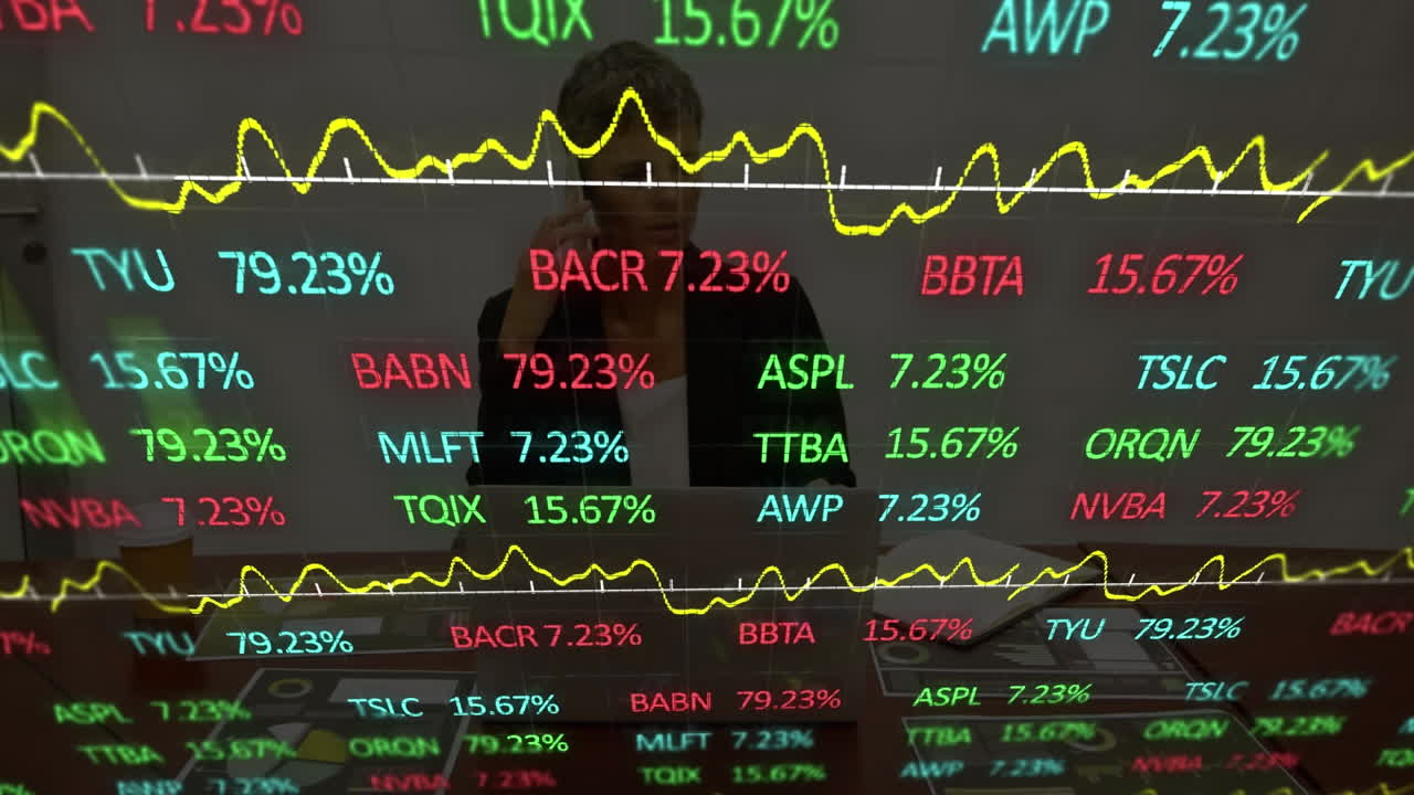 Animatie van financiële gegevensverwerking boven een zakenvrouw die haar smartphone gebruikt op kantoor