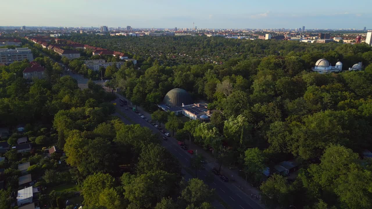 espectacular vista aérea desde arriba vuelo planetario de la ciudad de berlín alemania en europa, día de verano 2023