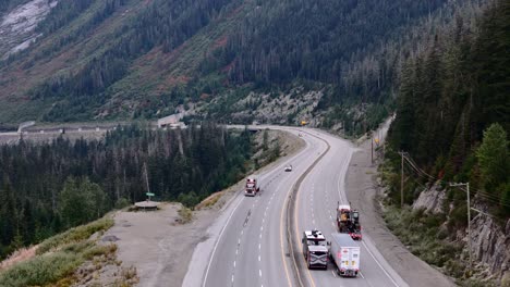 Sattelschlepper-Trägt-Bagger-Die-Steilen-Hänge-Der-Coquihalla-Autobahnen-Hinunter