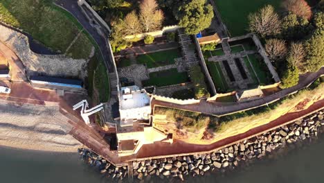 Luftaufnahme-Nach-Unten-Von-Wunderschönen-Gärten-Und-Uhrturm-In-Sidmouth-In-Devon-An-Einem-Sonnigen-Morgen