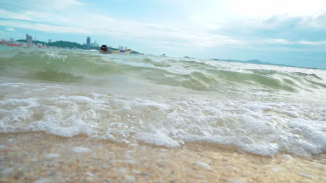 Hermosa-Playa-Con-Olas-Que-Llegan-A-La-Orilla-De-Una-Playa-De-Arena-Blanca-En-Un-Ambiente-Tropical-Durante-Una-Puesta-De-Sol