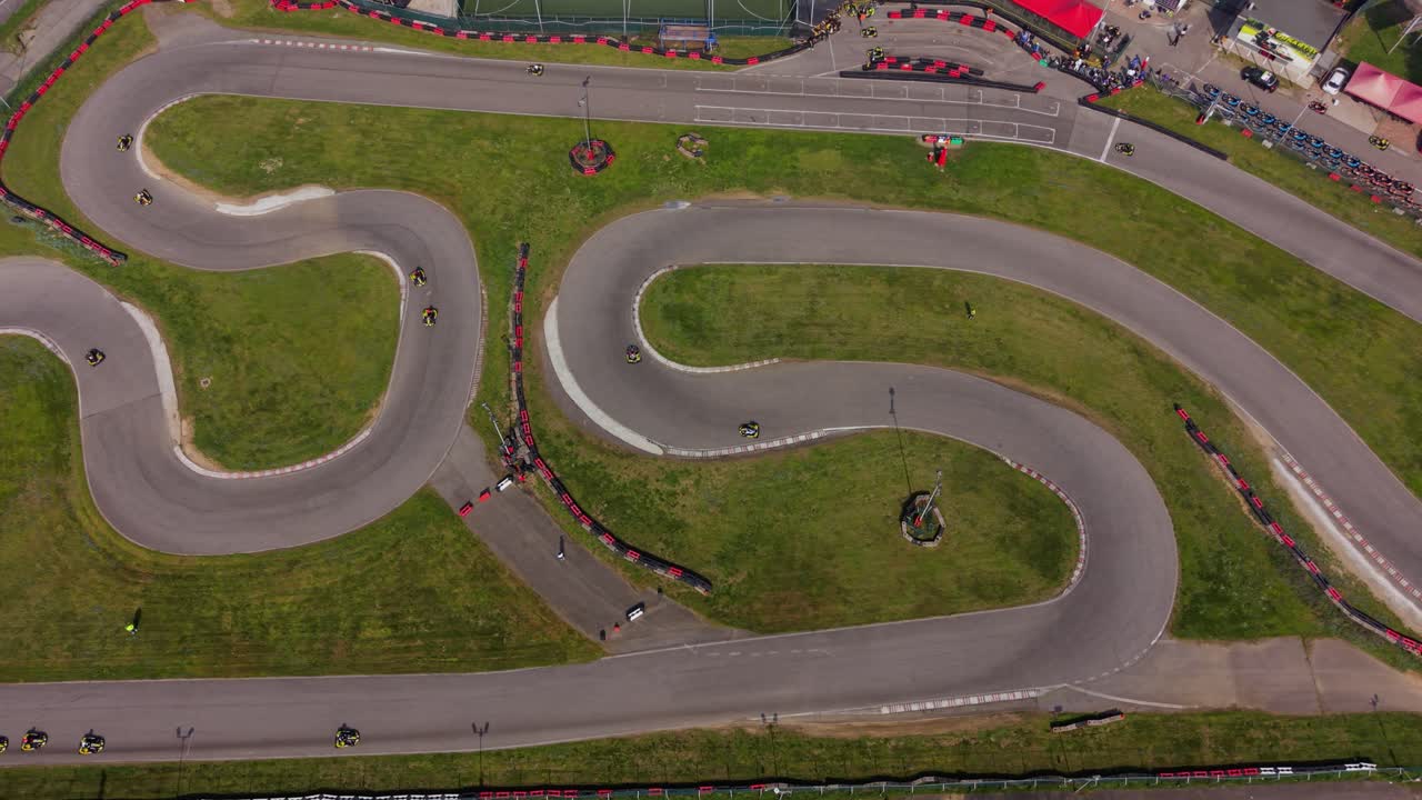 Imágenes de dron de un evento de carreras de karts en pista profesional, Italia.