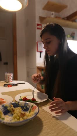 mujer cenando en casa