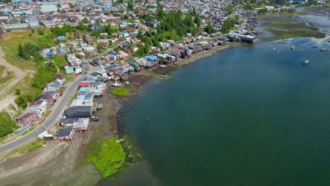 Hohe-Aussicht-Auf-Die-Küstenstadt-Castro-Mit-Berühmten-Pfahlbauten-Am-Ufer,-Provinz-Chiloé,-Chile