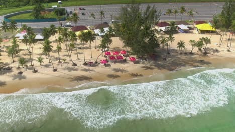olas rompiendo en maracas beach en trinidad
