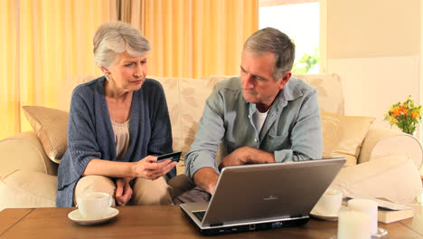pareja de ancianos haciendo un pago en internet