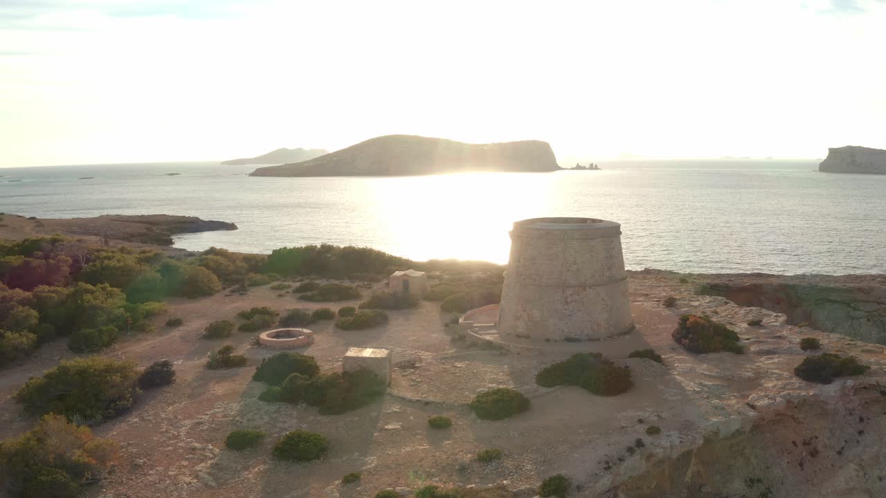 puesta de sol vista aérea de la torre de vigilancia pirata en ibiza