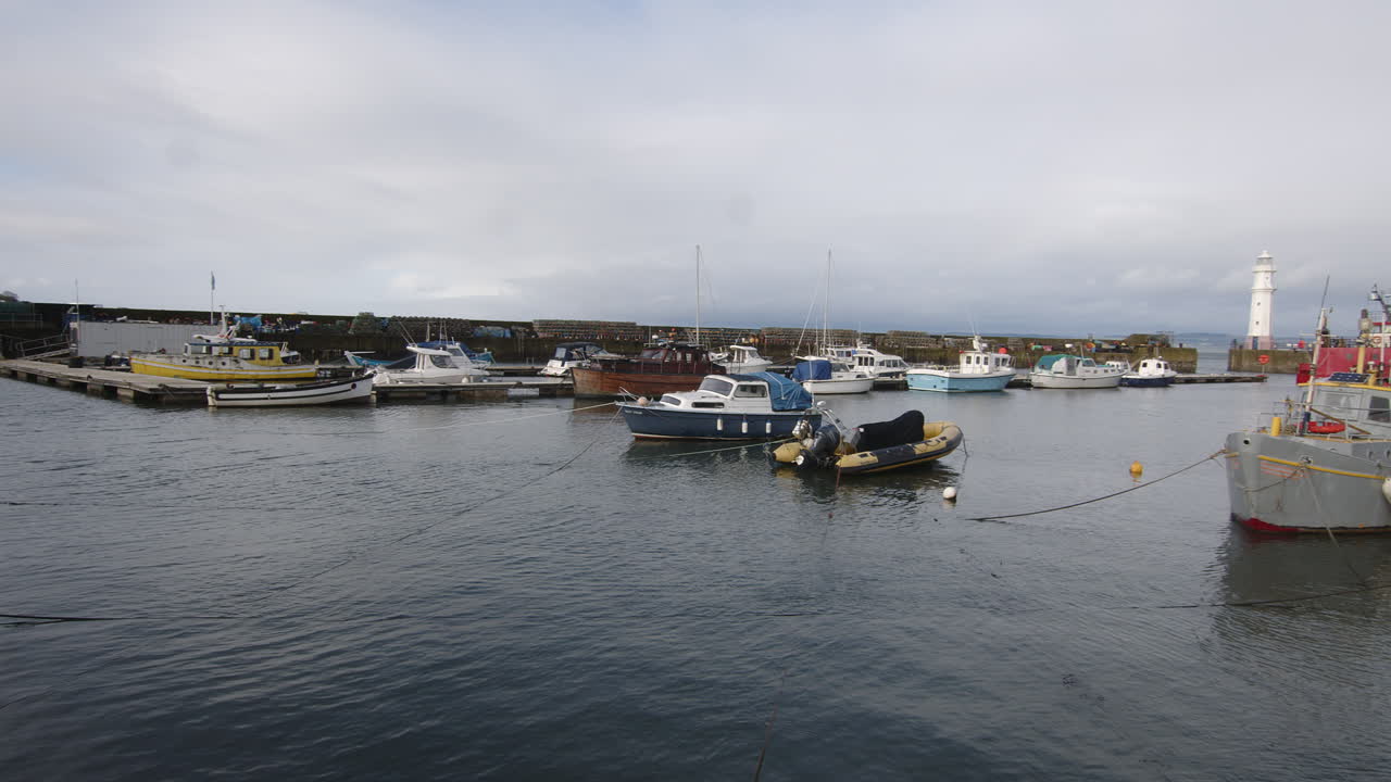 Båter i Newhaven havn ved høyvann på en overskyet dag i Edinburgh, Skottland, Storbritannia