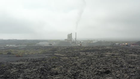 Drohnenblick-In-Richtung-Cola-Industrie-In-Island.-Vogelperspektive-Auf-Diese-Auf-Die-Herstellung-Von-Asphalt-Spezialisierte-Industrie