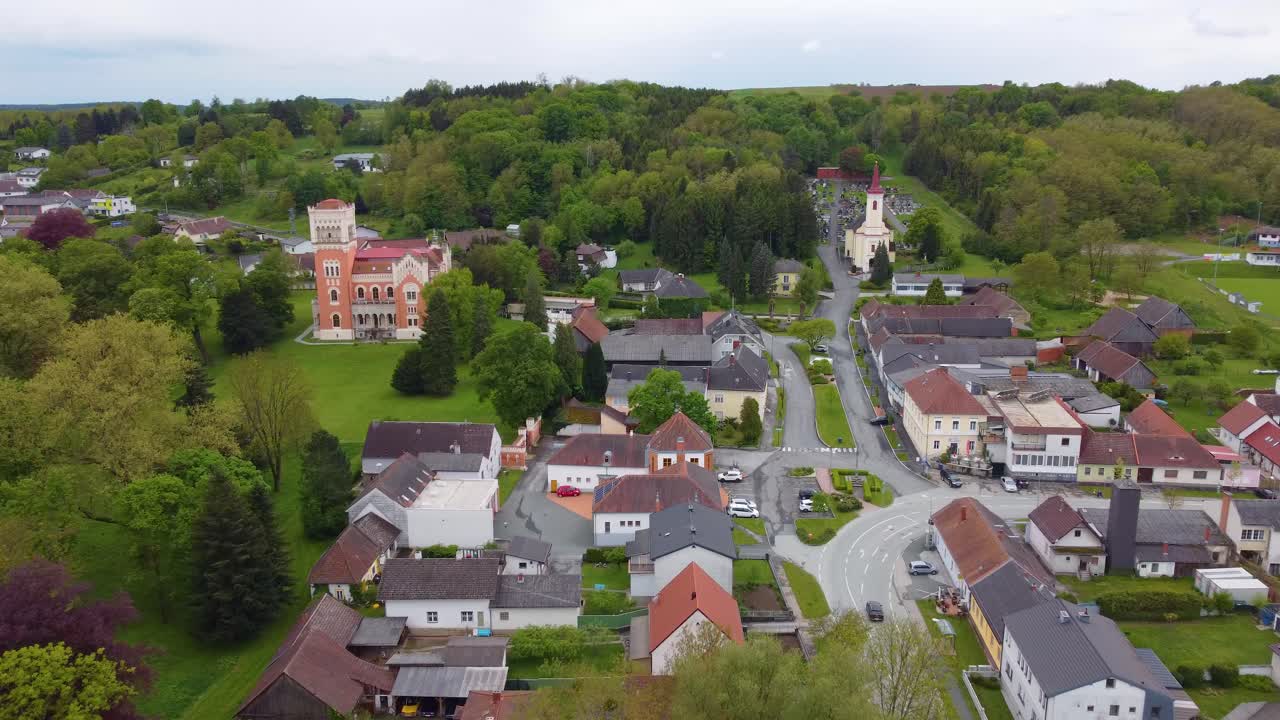 Rotentrum Slot og en lille by i nærheden i Østrig, dronebillede