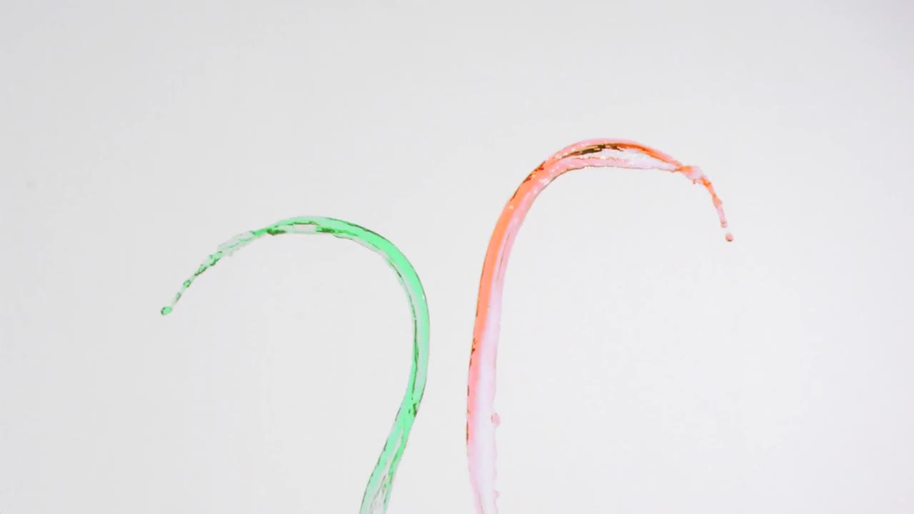 animación de líquido verde y rojo sobre fondo blanco.