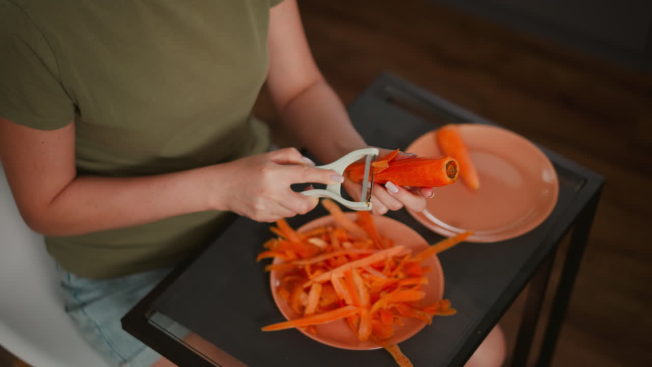 mujer pelando zanahorias