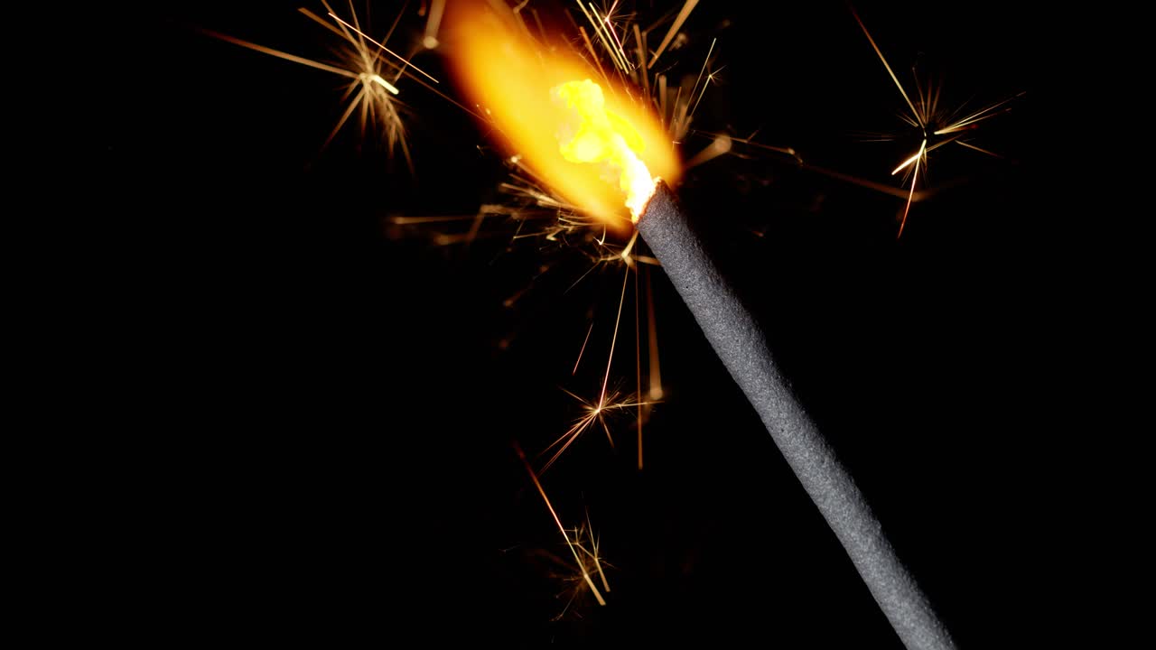 ⁇ 갈 불은 검은 배경 앞에서 불타는 반 ⁇ 이는 불빛, 클로즈업 4k 영상, 슬로우 모션