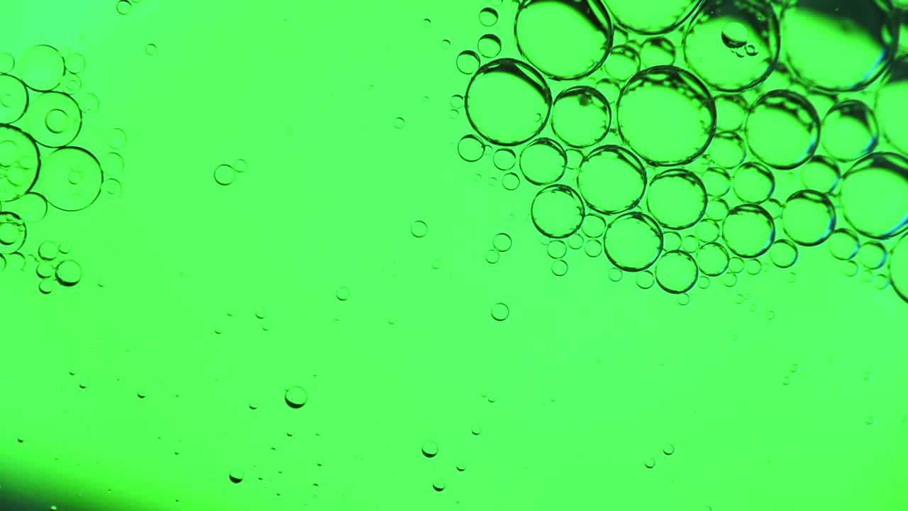 물 표면에서 움직이는 기름 거품, 밝은 녹색 배경, 매크로, 스플래시 스크린, 템플릿, 복사 공간