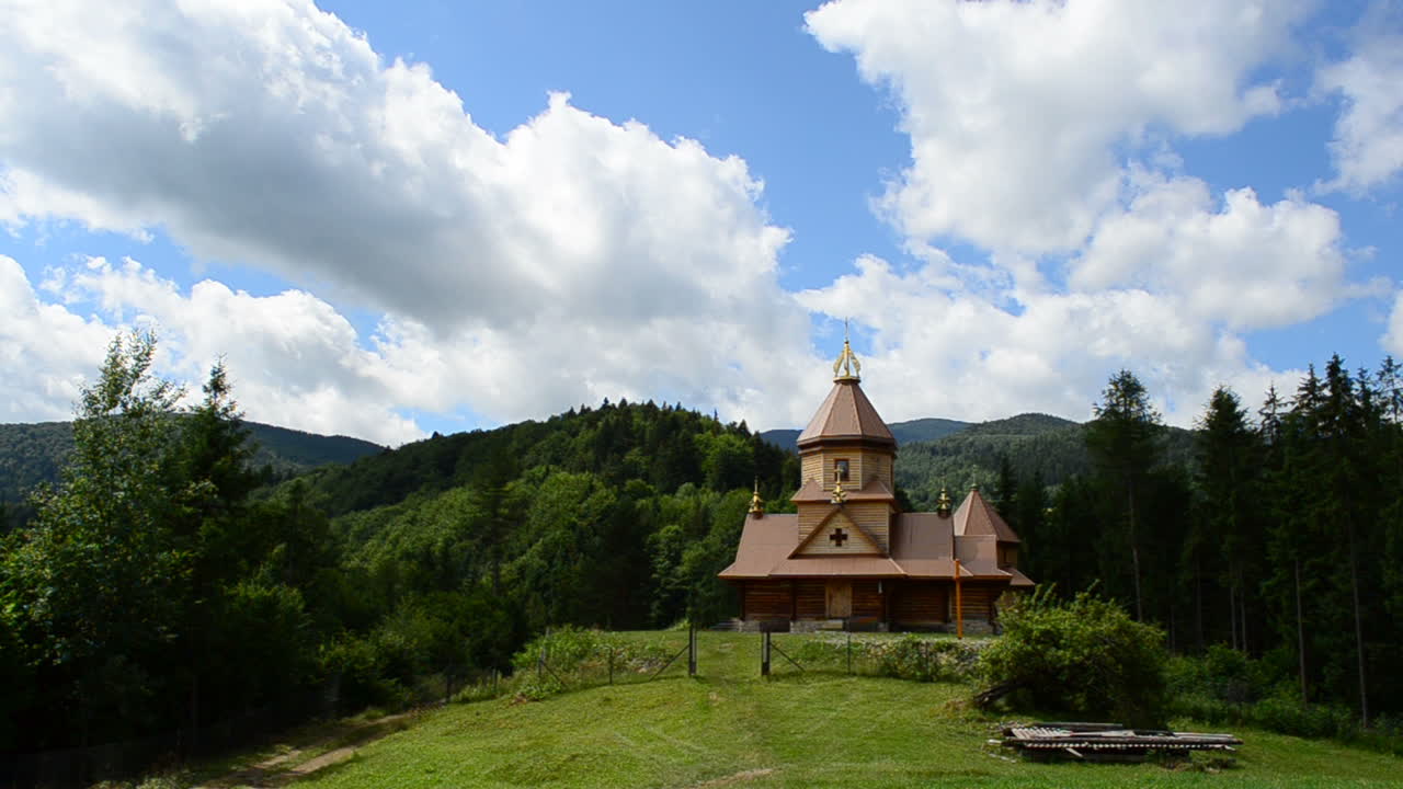 Aufnahmen in den Karpaten. Orthodoxe Holzkirche, Ukraine.