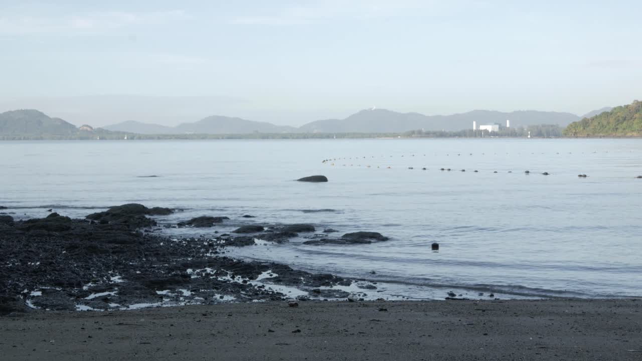 햇살 가득한 낮에 평화로운 바다에서 하얀 모래와 파도가 있는 해변