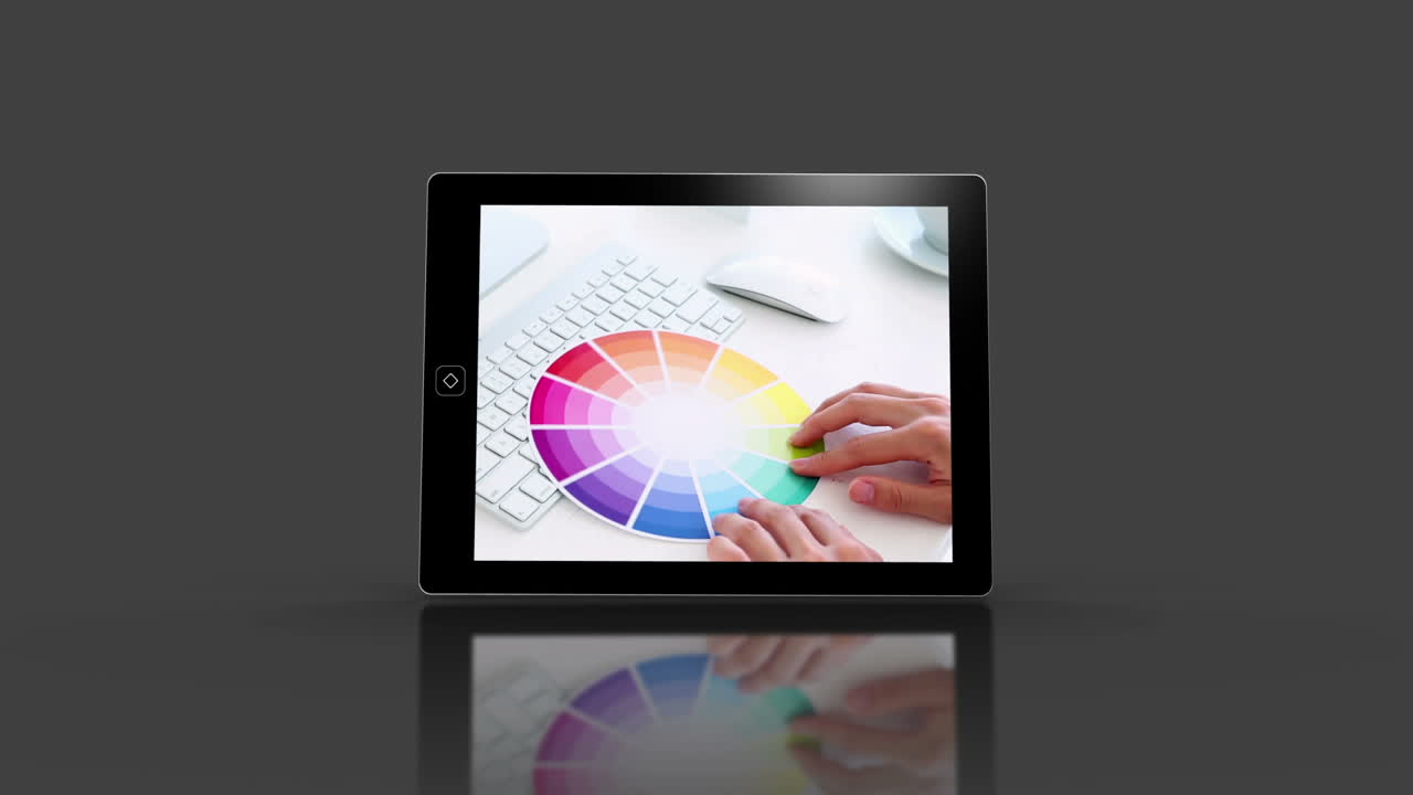 pantallas de dispositivos multimedia que muestran a los diseñadores en el trabajo