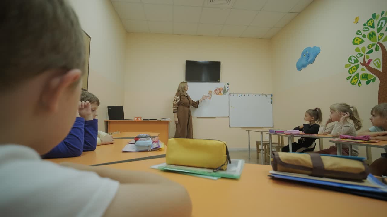 lección de preparación preescolar en el centro de aprendizaje