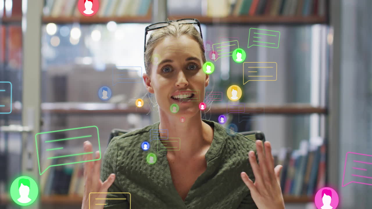 animación de iconos de los medios sobre una mujer de negocios caucásica haciendo una llamada de video