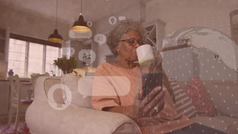 animación de un procesamiento de datos sobre una mujer biracial usando un teléfono inteligente