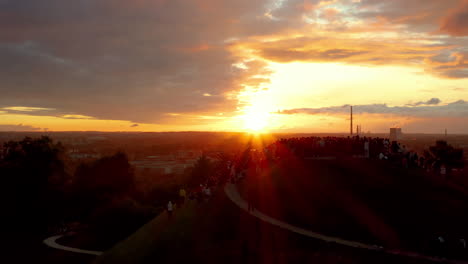 Willkommen-Im-Sommer---Sonnenaufgang-über-Dem-Krakus-Hügel-In-Krakau,-Polen