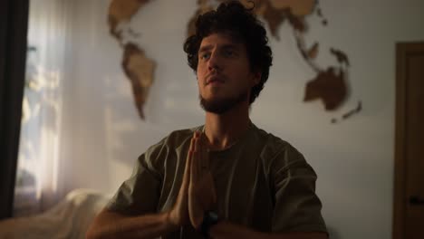 hombre meditando en su casa
