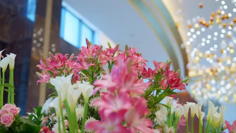 decoración de flores rosas y blancas en la entrada del hotel toma de primer plano, toma de arco