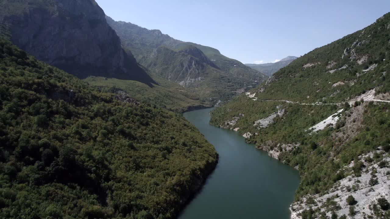 video de drones del avión frontal avanzando sobre el río drin en el paso de valbona en el condado de kukes
