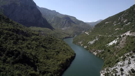 Video-De-Drones-Del-Avión-Frontal-Avanzando-Sobre-El-Río-Drin-En-El-Paso-De-Valbona-En-El-Condado-De-Kukes