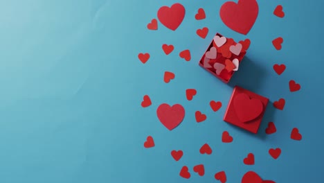 Cajas-Rojas-Con-Corazones-De-Papel-Sobre-Fondo-Azul-En-El-Día-De-San-Valentín.