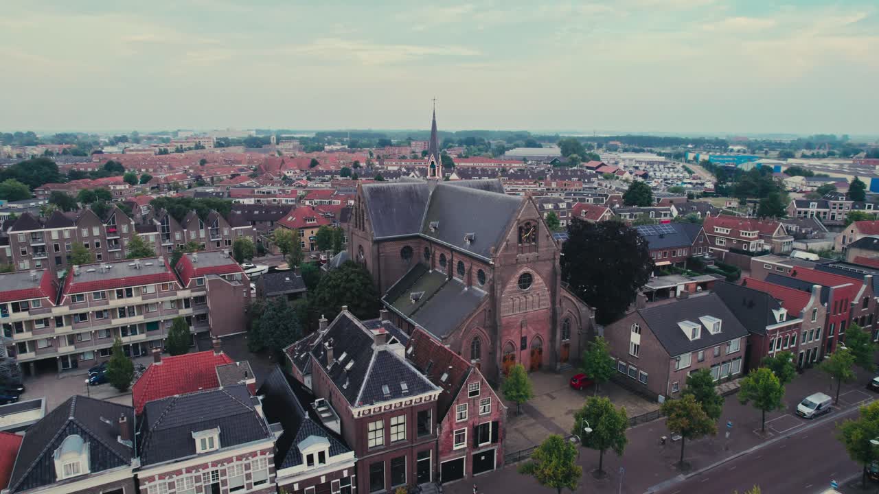 황혼에 유럽 마을의 역사적인 교회, 도시 풍경에 평온한 분위기를 방출, 공중 풍경