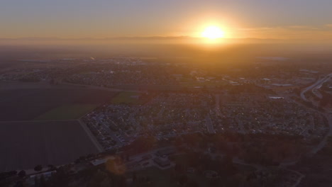 Leuchtend-Orangefarbene-Sonne-Bei-Sonnenaufgang-über-Dem-König